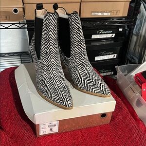 Chic Black and White Chevron Ankle Boots